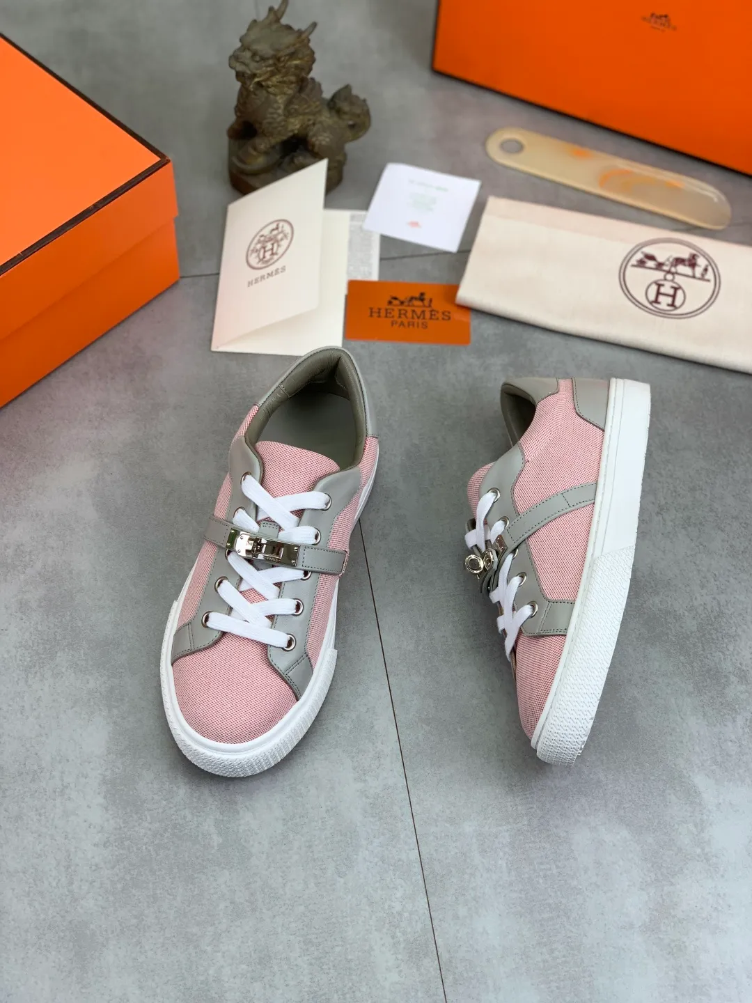 Men's men's shoes 💰P640 New Hermes top version Hermès classic couple style #𝐊𝐞𝐥𝐥𝐲 buckle casual white shoes skateboard shoes that will not conflict with shoes at all. Full of unknowns, Hermès rarely produces flat casual shoes and they are paired with classic palladium-plated Kelly shoe buckles! You'll fall in love with it at first sight. It's super versatile and can be worn with any skirt or pants. 🉑️Close your eyes and wear it. It's super noble. Fabric: Specific cowhide/canvas material. Lining: Sheepskin lining. Outsole: Original molded TPU outsole. Size: 35-45.